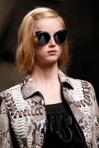 Look 16